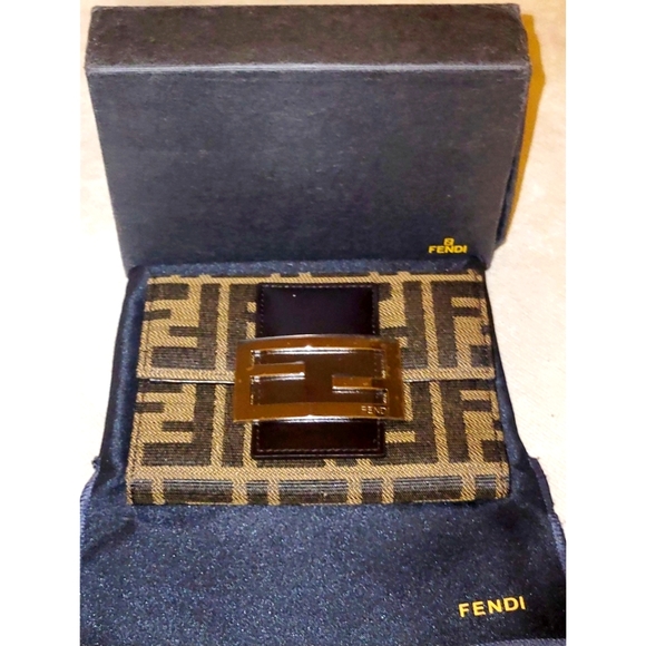 FENDI Signature Trifold Wallet NIB - Picture 3 of 5